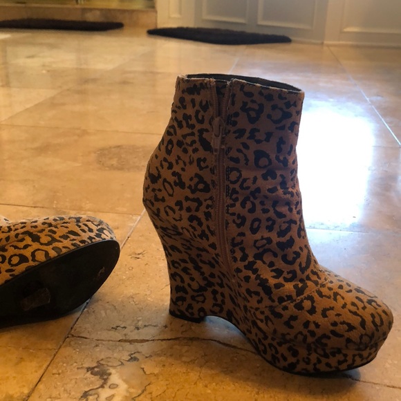 Cheetah Heeled Booties. Animal print. Platform - Picture 4 of 5